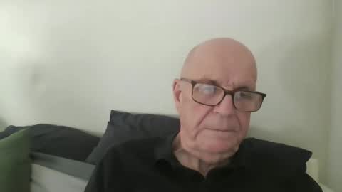 Snapshot of oggi95 chatting on April 16, 1:34 pm oggi95 online show from April 16, 1:34 pm