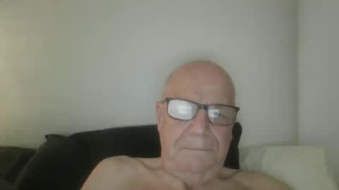 Snapshot of oggi95 chatting on April 17, 6:27 am oggi95 online show from April 17, 6:27 am