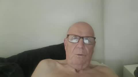 Snapshot of oggi95 chatting on April 20, 8:28 am oggi95 online show from April 20, 8:28 am