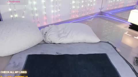 ohyesly_ online show from September 30, 11:04 am