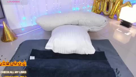 ohyesly_ online show from November 1, 10:50 am