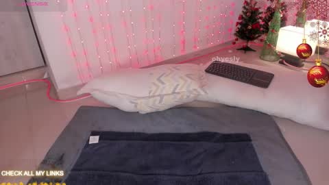 ohyesly_ online show from December 2, 9:58 am