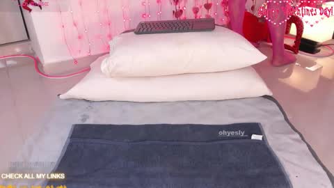 ohyesly_ online show from February 13, 10:11 am