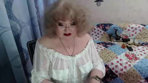 Snapshot of old_and_fluffy chatting on March 19, 9:46 am old_and_fluffy online show from March 19, 9:46 am