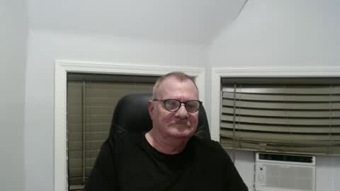Snapshot of oldguybigd chatting on September 16, 4:02 am oldguybigd online show from September 16, 4:02 am