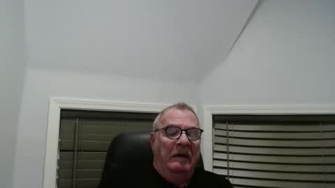 Snapshot of oldguybigd chatting on October 3, 6:10 am oldguybigd online show from October 3, 6:10 am