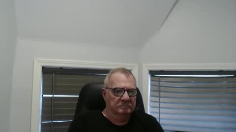 Snapshot of oldguybigd chatting on October 9, 8:29 pm oldguybigd online show from October 9, 8:29 pm