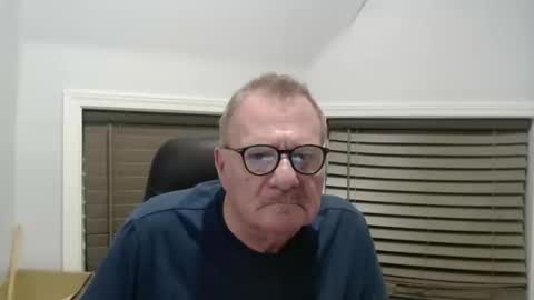 Snapshot of oldguybigd chatting on October 15, 1:28 am oldguybigd online show from October 15, 1:28 am