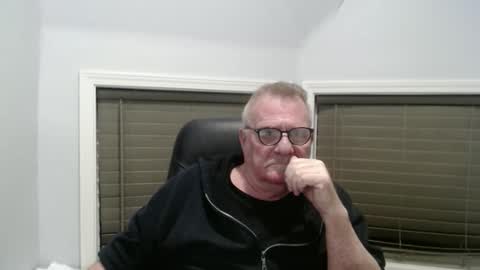 Snapshot of oldguybigd chatting on December 3, 6:43 am oldguybigd online show from December 3, 6:43 am