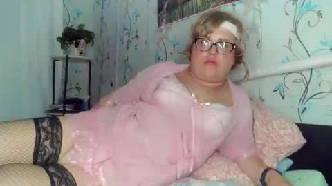 Snapshot of olesya_mtf chatting on May 6, 10:37 pm Olesya online show from May 6, 10:37 pm