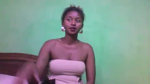 Snapshot of olinah610 chatting on October 25, 9:28 am olinah610 online show from October 25, 9:28 am