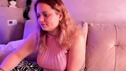 Snapshot of olisyasweet chatting on December 27, 10:37 pm olisyasweet online show from December 27, 10:37 pm