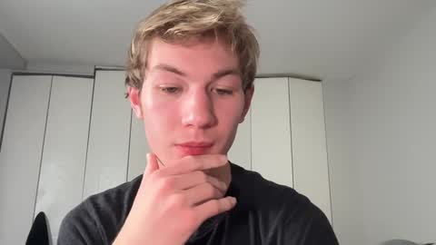 Snapshot of oliver_beck chatting on December 6, 2:13 am Oliver Beck online show from December 6, 2:13 am