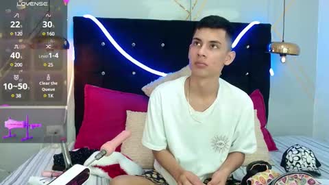 Oliver  Smith online show from December 12, 5:26 pm