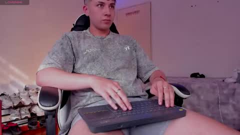 Snapshot of oliver_kyy chatting on April 18, 9:26 pm oliveeer online show from April 18, 9:26 pm
