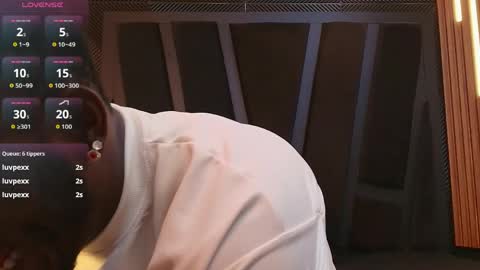 OLIVER LAURENT online show from April 19, 11:31 am