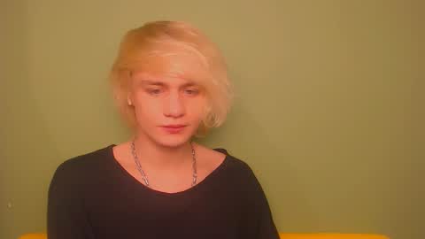 Snapshot of oliver_sweet_ chatting on December 17, 2:44 am Oliver online show from December 17, 2:44 am