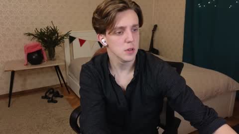 Snapshot of oliver_travis chatting on January 4, 12:37 am Oliver Evans online show from January 4, 12:37 am