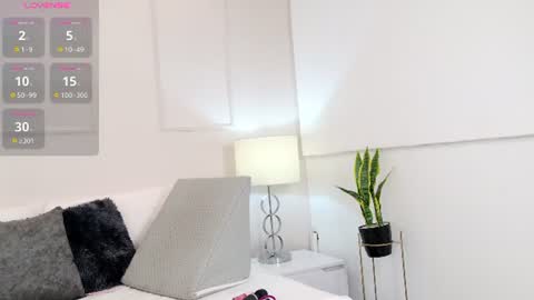 Snapshot of olivia_flamme chatting on June 16, 11:24 am olivia_flamme online show from June 16, 11:24 am