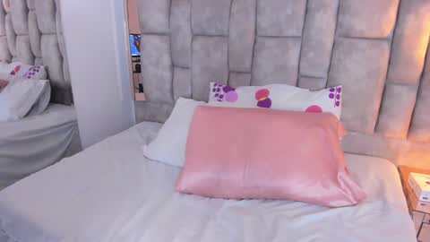 Olivia Evangelista online show from December 17, 4:01 am