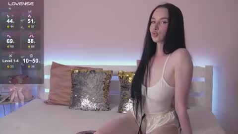 Snapshot of oliviaa_x chatting on June 9, 9:43 am Sofia online show from June 9, 9:43 am