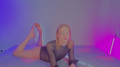 oliviaapink online show from March 27, 3:12 am