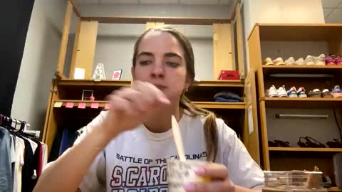 oliviaaraee online show from February 9, 10:47 pm