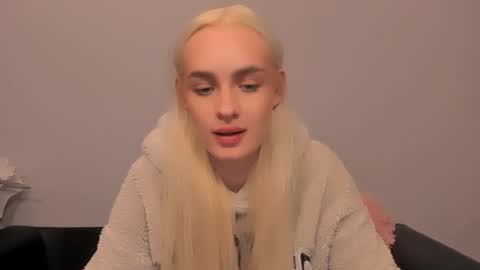 Snapshot of oliviahappy chatting on March 6, 5:53 pm oliviaBeauty online show from March 6, 5:53 pm