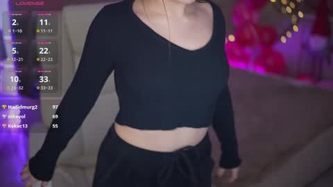 Snapshot of oliviamoore_ chatting on February 17, 6:47 pm Olivia online show from February 17, 6:47 pm