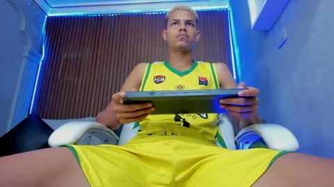 Snapshot of omen20_ chatting on April 11, 11:14 am Omen online show from April 11, 11:14 am