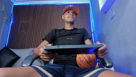 Snapshot of omen20_ chatting on April 13, 11:37 am Omen online show from April 13, 11:37 am