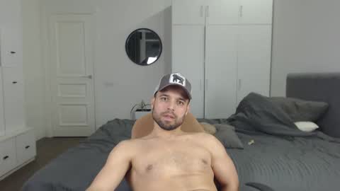 onebestlover online show from February 26, 8:11 pm