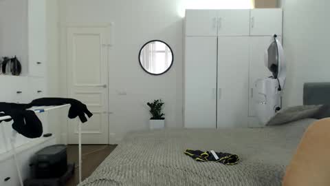 onebestlover online show from February 9, 8:18 am