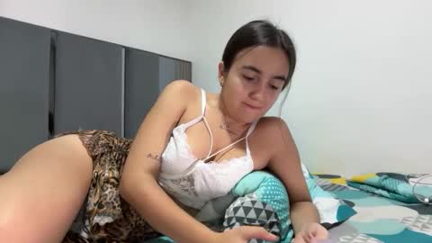PAREJA LATINA JOVEN MUY CACHONDOS online show from April 2, 1:25 am