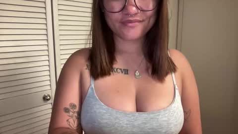 Snapshot of oohhellothere chatting on November 9, 7:06 am Miss Girly online show from November 9, 7:06 am