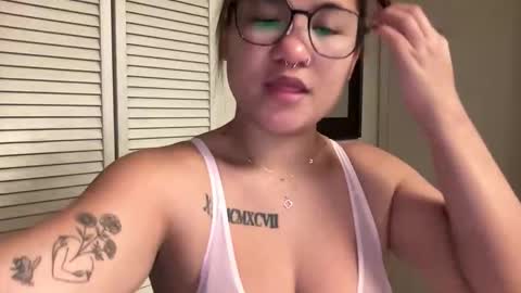 Snapshot of oohhellothere chatting on December 22, 1:19 pm Miss Girly online show from December 22, 1:19 pm