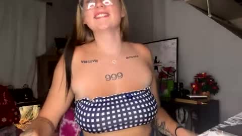 oohlarae22 online show from July 14, 2:05 am