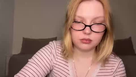 Snapshot of opheliaritz chatting on May 16, 9:35 pm Ophelia online show from May 16, 9:35 pm