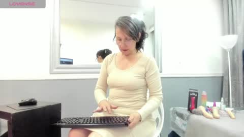 Snapshot of oriana_jhonson chatting on June 12, 12:42 am Oriana online show from June 12, 12:42 am