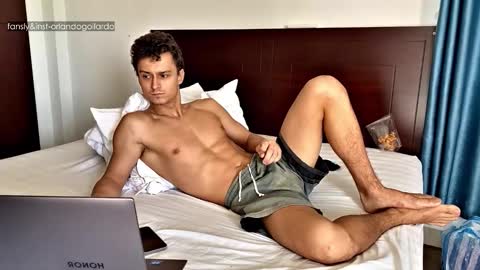 Snapshot of orlando__bloom chatting on October 14, 1:06 am Fansly and Instagram -  online show from October 14, 1:06 am