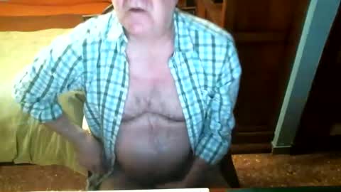 Snapshot of oscarw chatting on December 13, 5:21 pm Oscar online show from December 13, 5:21 pm