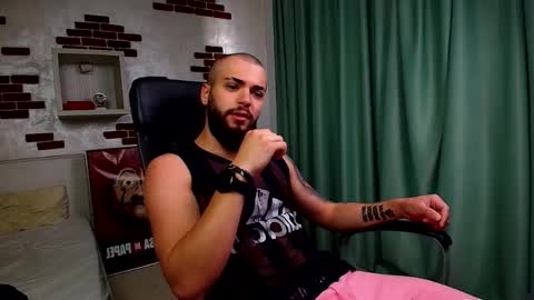 Snapshot of oscarwills chatting on May 15, 4:52 am OscarWills online show from May 15, 4:52 am