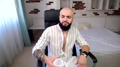 Snapshot of oscarwills chatting on May 24, 5:01 am OscarWills online show from May 24, 5:01 am