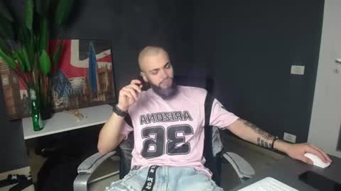 Snapshot of oscarwills chatting on June 14, 5:31 am OscarWills online show from June 14, 5:31 am