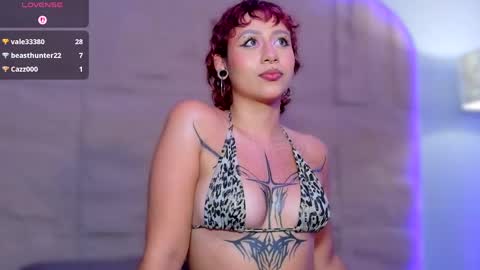 Snapshot of osiriss_ chatting on May 6, 10:48 pm Osiriss online show from May 6, 10:48 pm