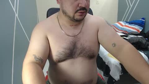 Snapshot of oso_gael chatting on January 23, 8:35 pm Bear Gael online show from January 23, 8:35 pm