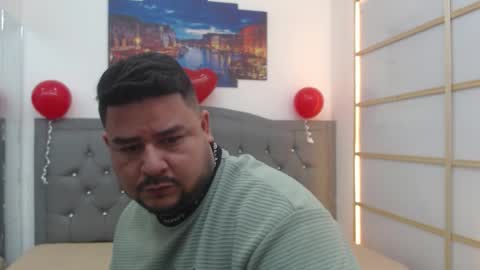 Snapshot of oso_gael chatting on February 22, 5:22 pm Bear Gael online show from February 22, 5:22 pm