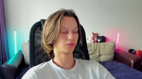 Snapshot of ostin_meoww chatting on May 10, 7:24 am Ostin online show from May 10, 7:24 am