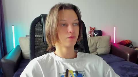 Snapshot of ostin_meoww chatting on May 12, 8:22 am Ostin online show from May 12, 8:22 am