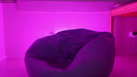 Snapshot of otishairy chatting on December 3, 11:46 pm Otis online show from December 3, 11:46 pm